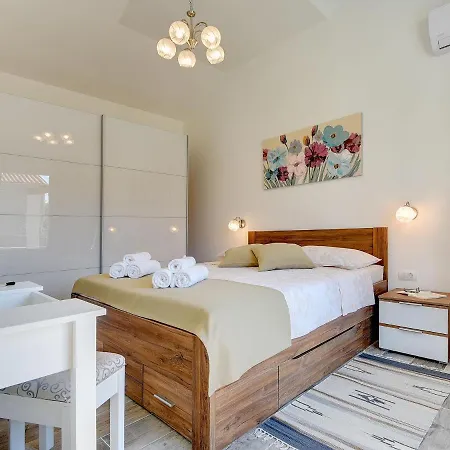 Vikendica Exquisite In Gali Ana With Pool