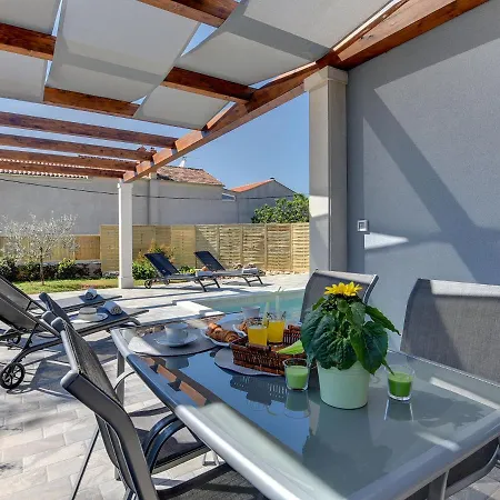 In Gali Ana With Pool & * Galižana