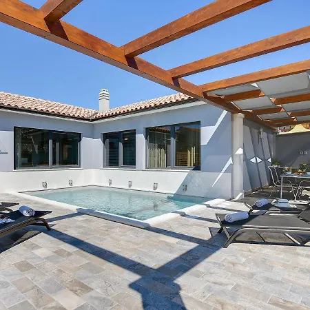 In Gali Ana With Pool & Holiday home