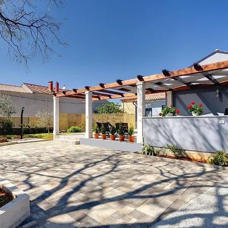 In Gali Ana With Pool & Holiday home Galizana