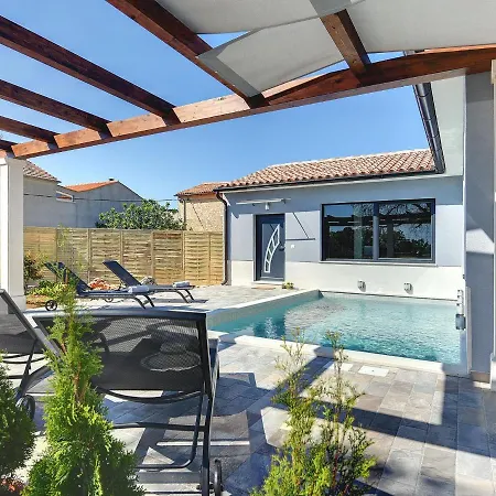 In Gali Ana With Pool & Holiday home *